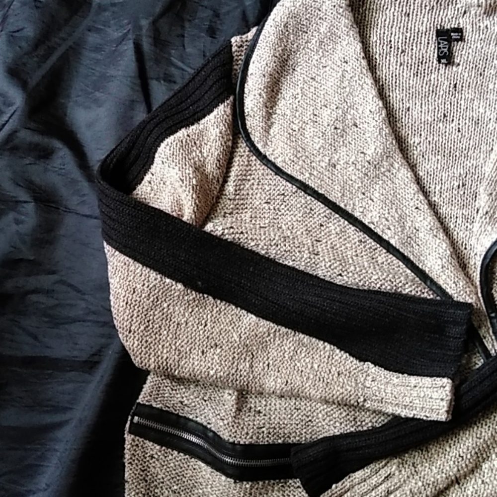Sweater - Picture 4 of 4